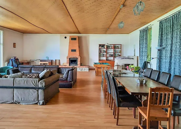 4 Bedroom Stunning In بيت للعطل Sulęczyno